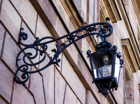 街道两旁古典韵味路灯装饰特写