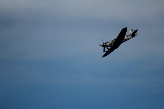 在天空中自由驰骋的战斗机