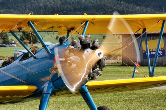 草地上行驶飞机高速旋转螺旋桨抓拍
