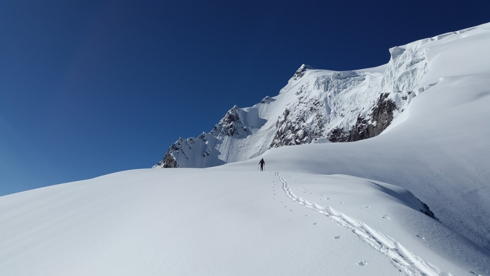 孤独的旅行者在雪山上行走