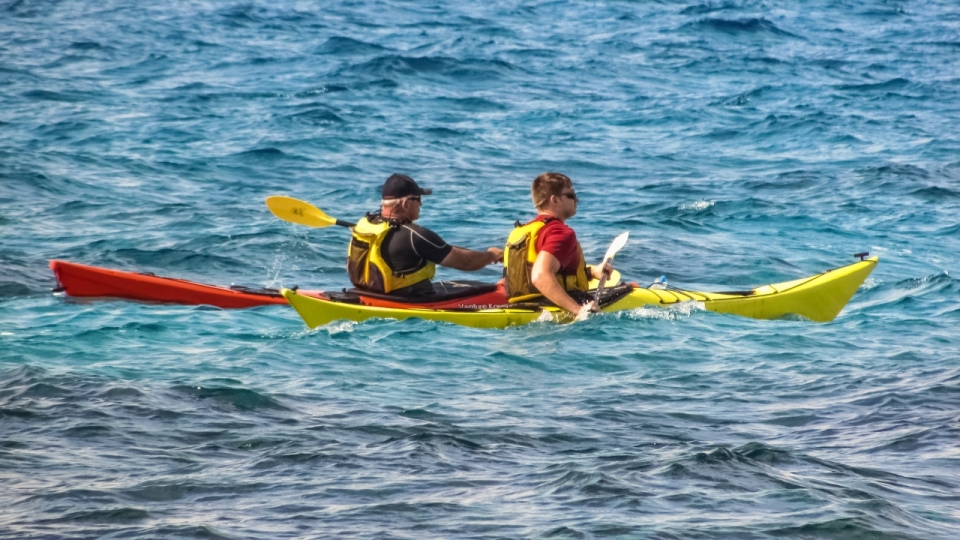 两个在大海上划皮划艇的男人