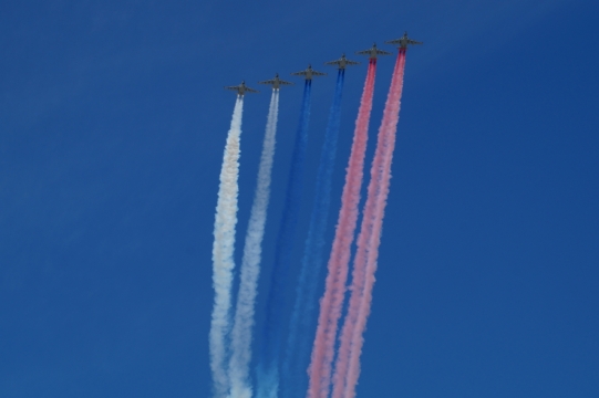 飞机七彩飞行员蓝天试飞行,