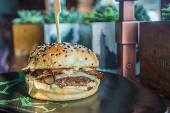 店铺中放着桌面上美味的牛肉汉堡