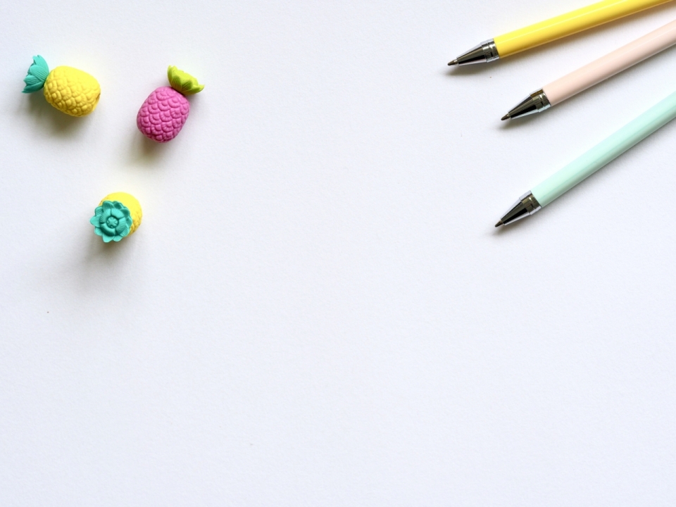 简约文艺白色桌面彩色笔菠萝模型玩具