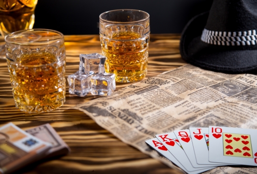 木桌摆放玻璃杯威士忌纸牌静物