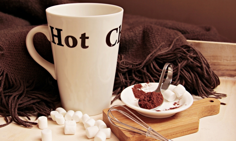 散落的棉花糖和一勺咖啡粉美食摄影