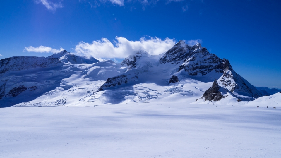 积雪常年不化的雪山自然风光高清桌面壁纸