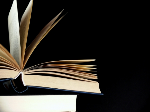 黑色房间翻开厚实书本书页摆拍