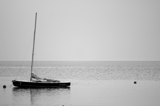 黑白海边小船大海天空