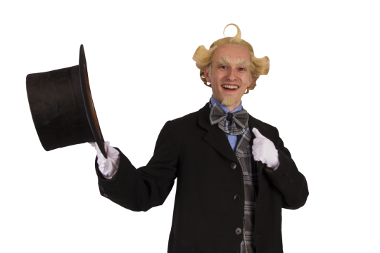 白色背景下欢笑的魔术表演者特写