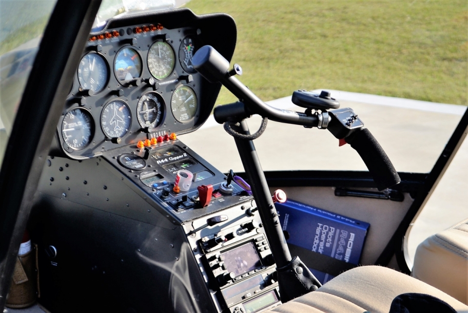 直升飞机操作舱各种仪表盘特写