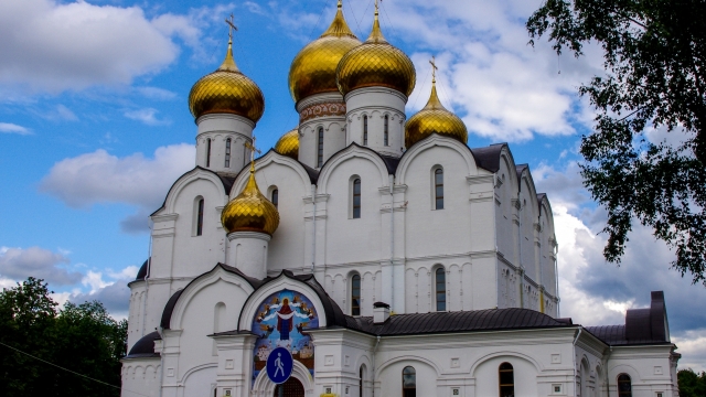 蓝天白云白色墙壁金色屋顶教堂建筑