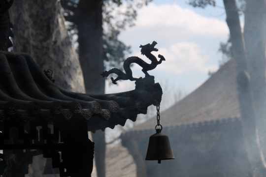 蓝色天空古典建筑精致屋檐