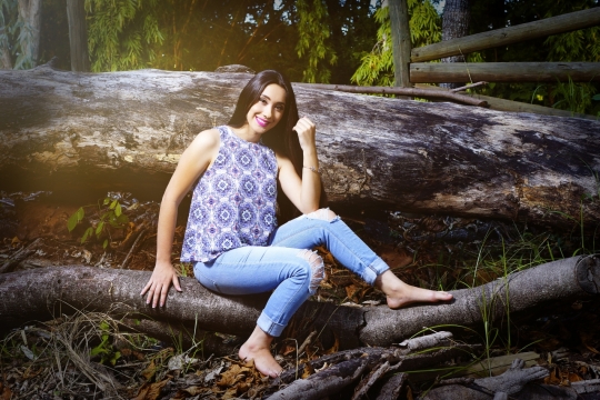 自然户外树木树干黑色长发美女