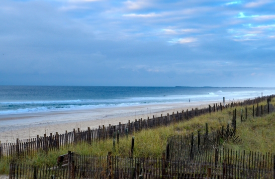 天空覆盖云层海边绿植草地风景