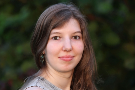 虚化背景自然户外长发成年女性