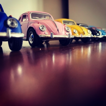 平视木桌排列彩色甲壳虫汽车模型
