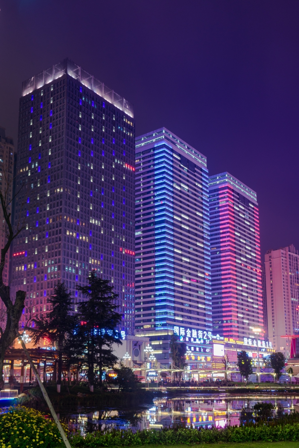 夜晚时分花果园国际金融街大厦绚丽建筑摄影