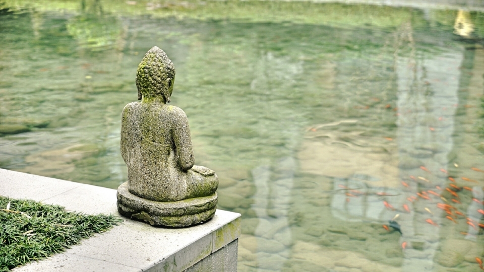 清澈见底的湖水旁古佛雕塑风景摄影
