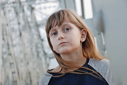 城市街道戴耳环金色长发时尚女孩