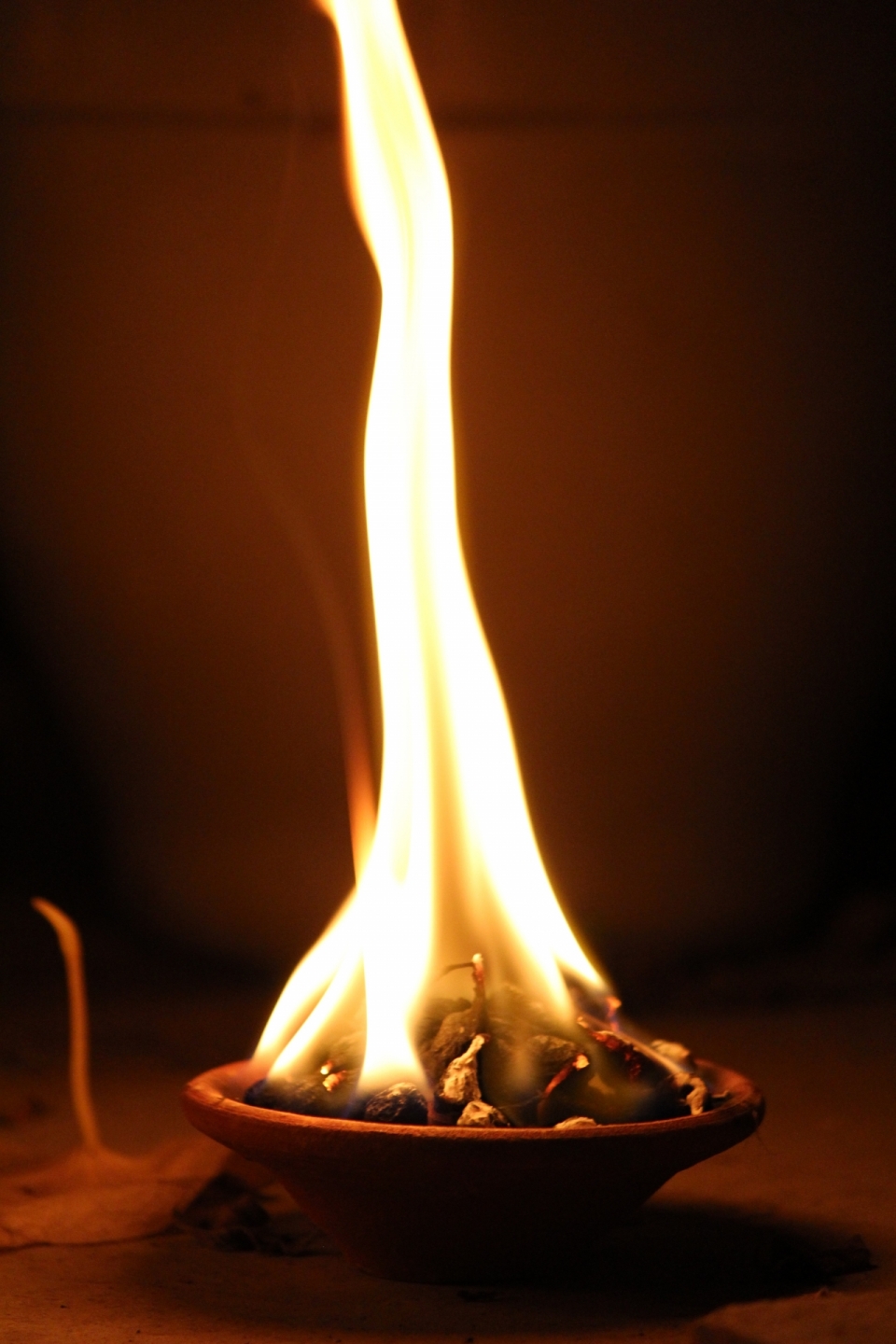 一个燃烧着发出长长火焰的火盆摄影