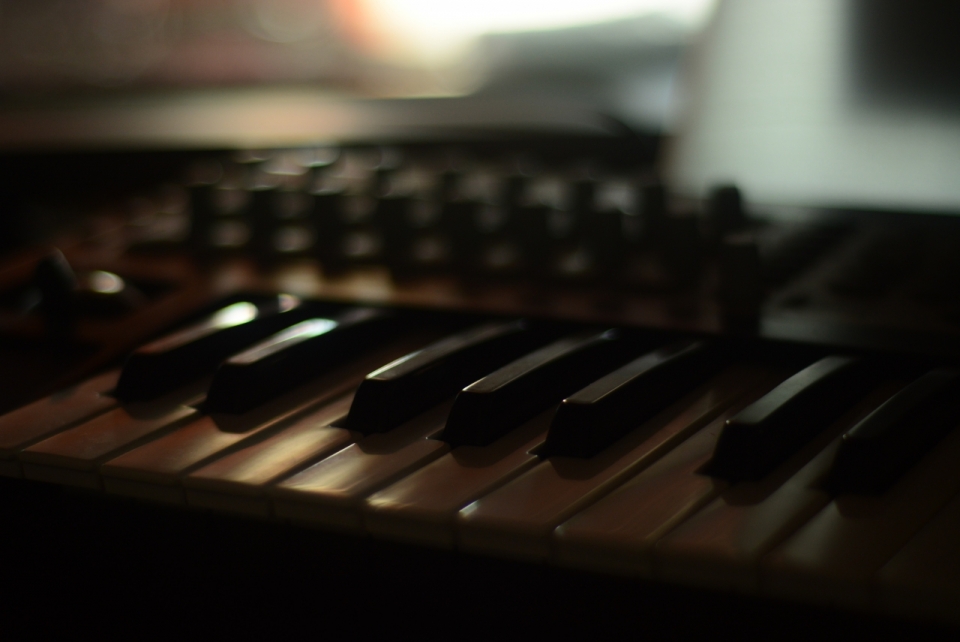 摄影技术_黑暗环境下钢琴琴键高清特写