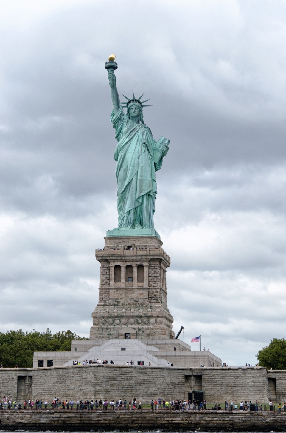天空下的纽约自由女神像全景