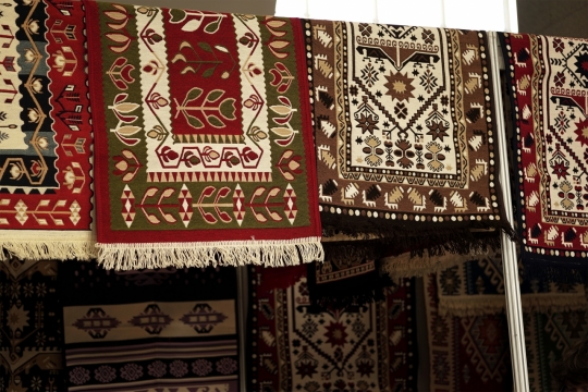 街边商店悬挂彩色地毯街拍