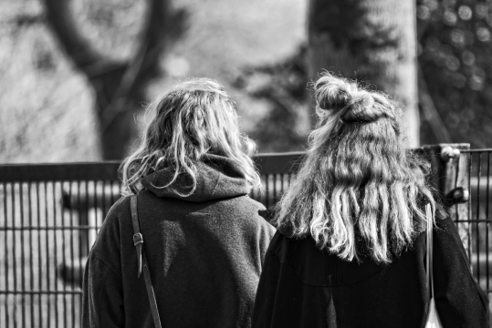 黑白阳光城市街道女性背影