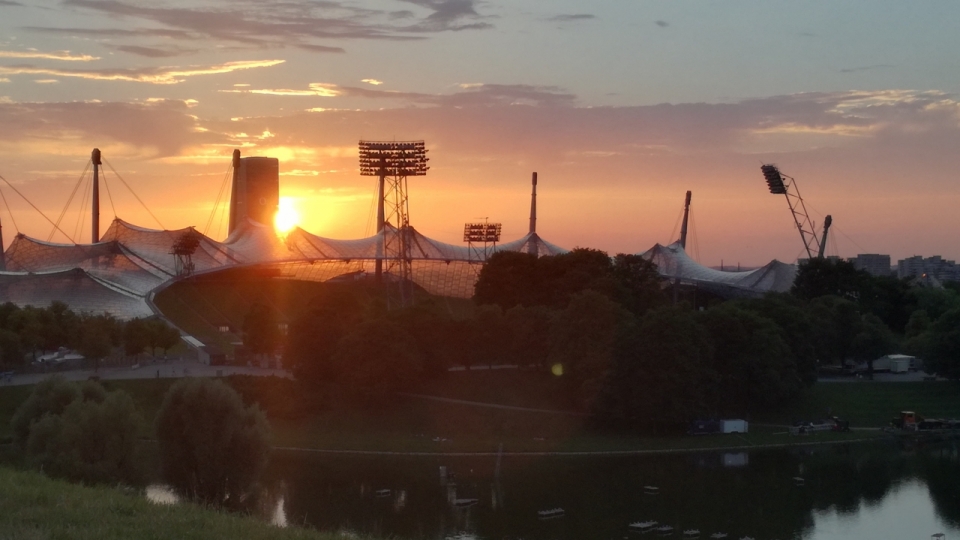 夕阳下湖边建筑绿化风景拍摄