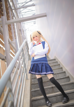 美女摄影_楼梯上短裙制服少女美腿写真