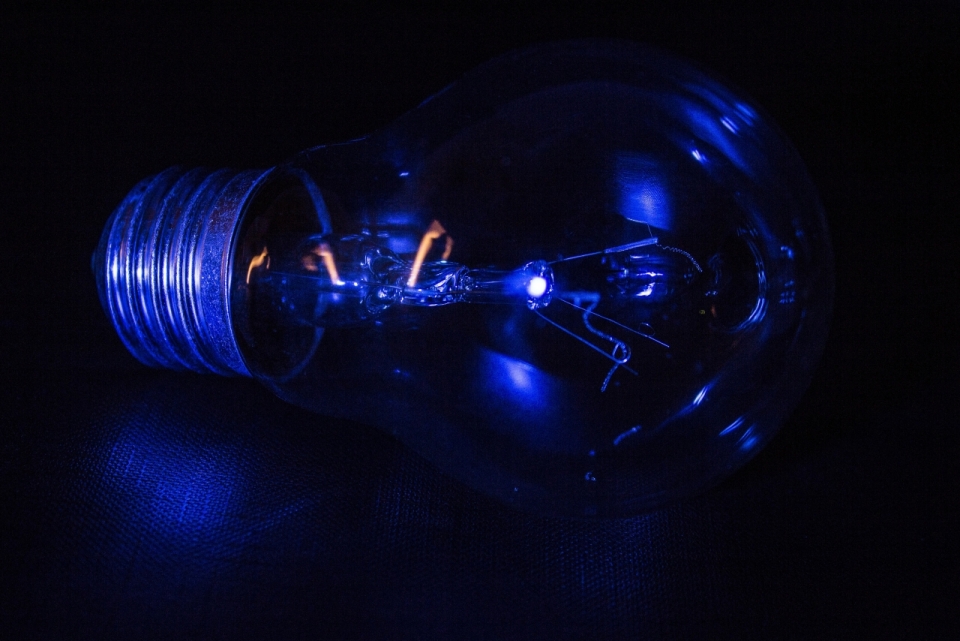 黑暗背景蓝色灯光玻璃灯泡