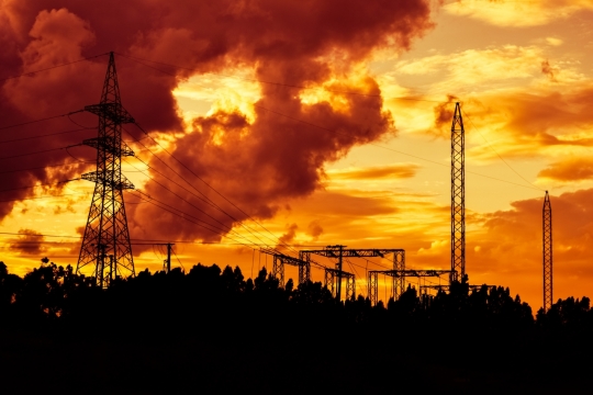 高压电线塔和黄昏天空云层密布晚霞美景
