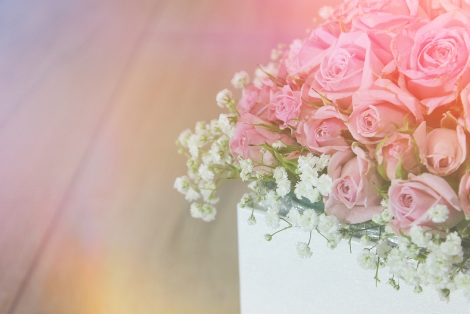 梦幻滤镜白色花瓶中浪漫粉色玫瑰花朵