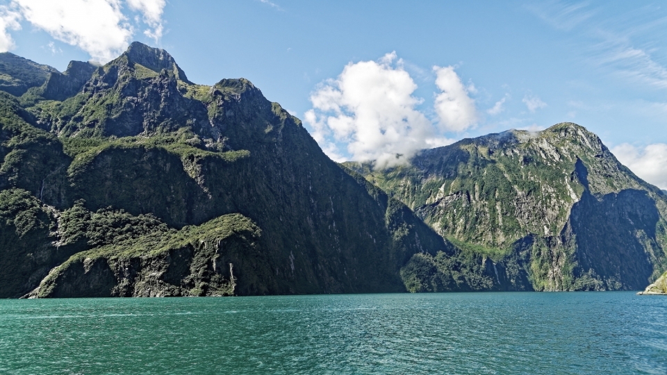 新西兰南岛米尔福德峡湾风景高清桌面壁纸