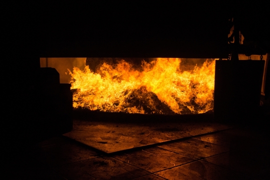 工厂火炉中燃烧红色火焰