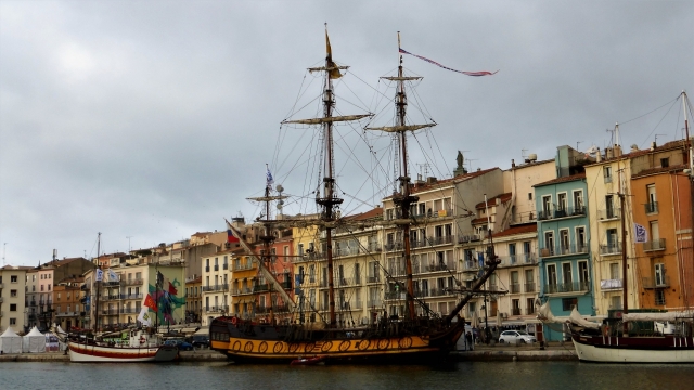 复古风格巨大木板帆船停靠岸边特写