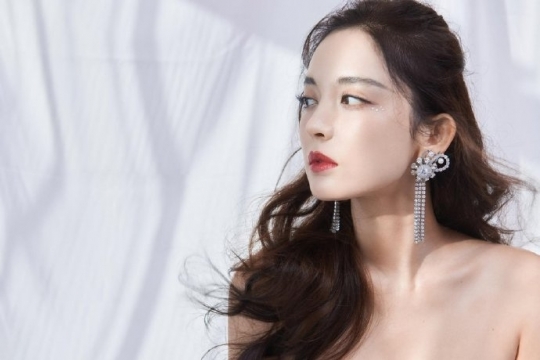 性感美女明星娜扎穿刺绣长裙秀酥胸香肩写真