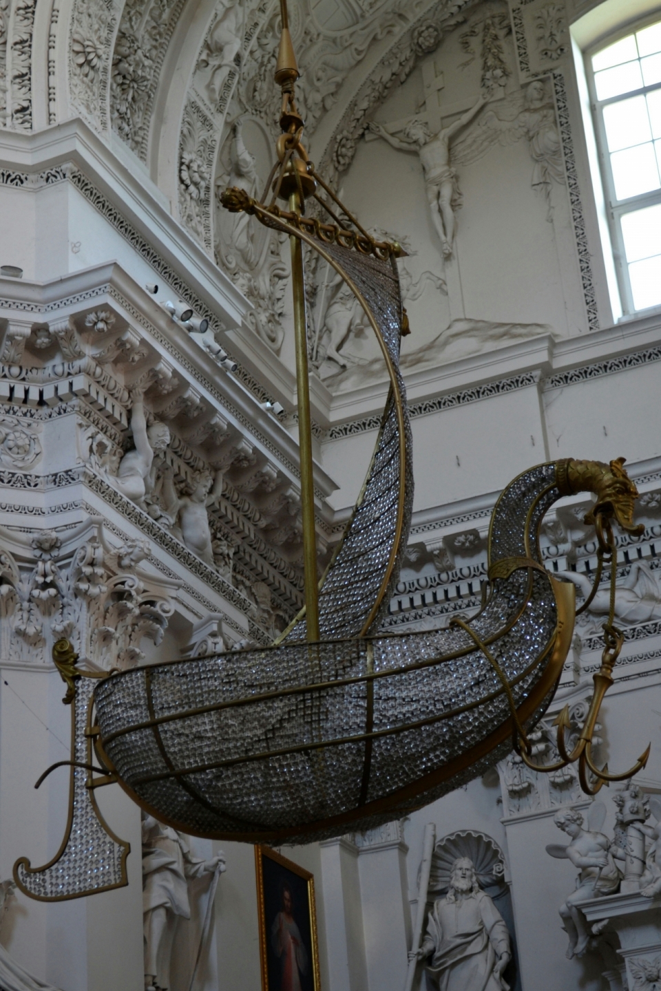 雕刻华丽的教堂中帆船形状的吊灯