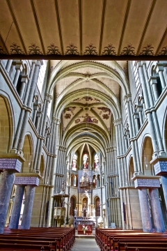 早晨古老历史教堂豪华建筑内景