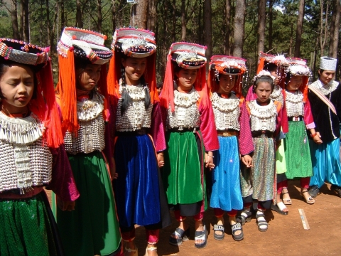 自然树林中传统民族装扮女性们