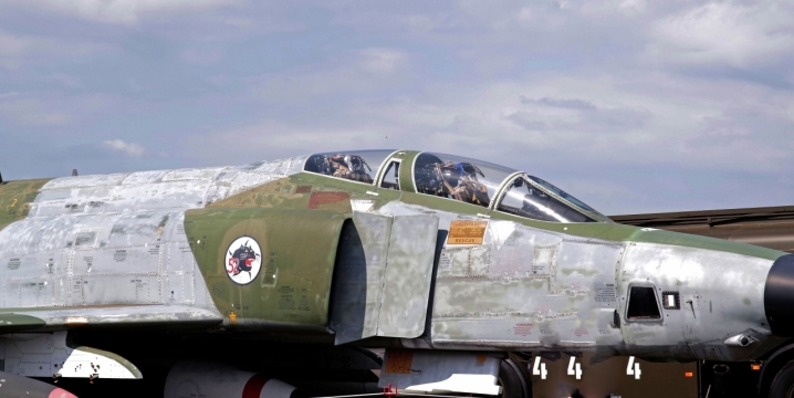 阳光蓝色天空绿色古老飞机