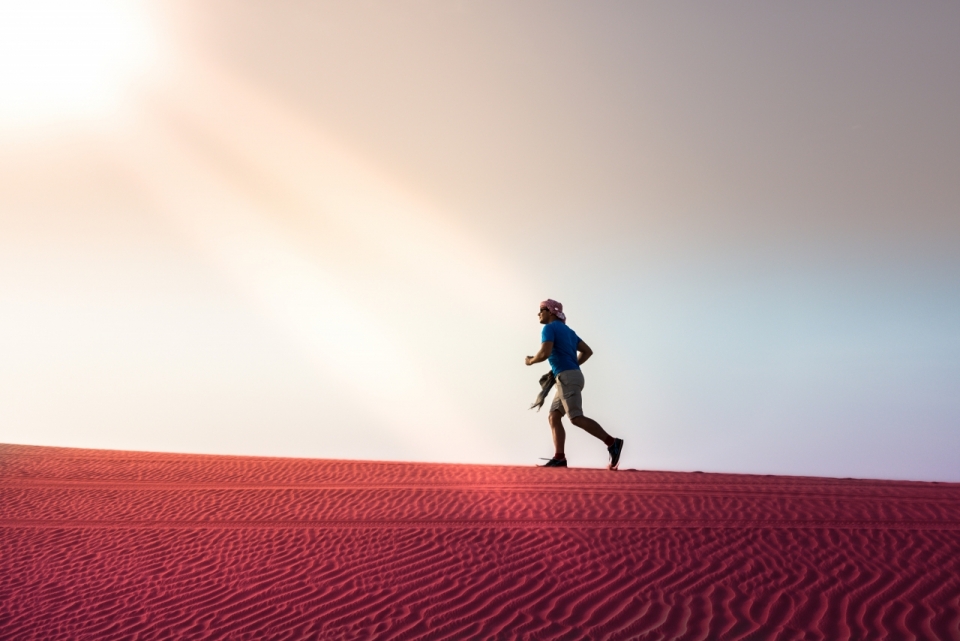 烈日下的沙漠奔跑者身影特写