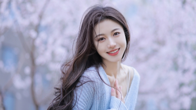 长发美女性感妩媚撩人诱惑写真