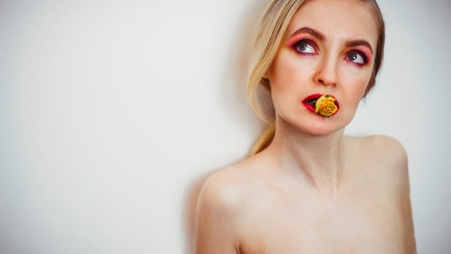 简约白色背景含黄色花朵金发美女