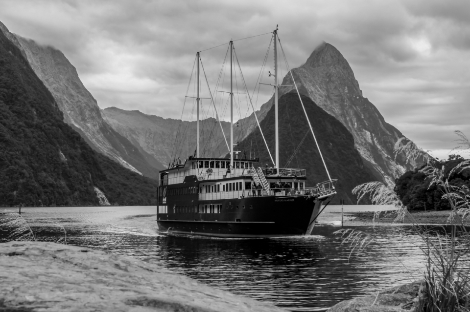 在湖面上的轮船黑白风格摄影