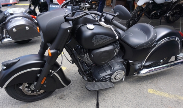 户外城市街道地面昂贵黑色二轮摩托车