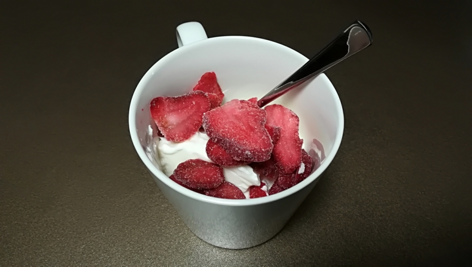 室内桌面白色杯子中冰淇淋草莓干果甜点