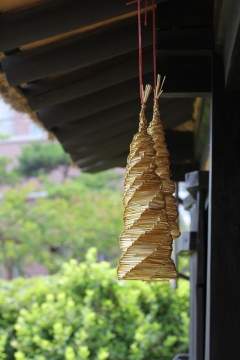 木制小屋房檐悬挂编制手工艺品