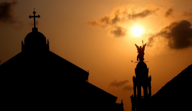 傍晚阳光天空下古老教堂建筑